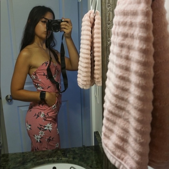 Strapless, red and white striped jumpsuit - Picture 2 of 7